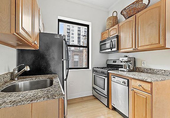 5th image of 403 E 90th St APT 5R