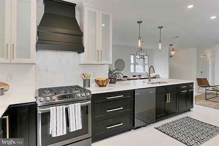 2501 Crest St — Photo 9