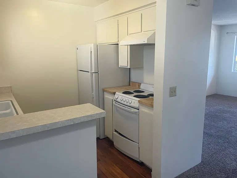 2034 Bath St — Photo 4