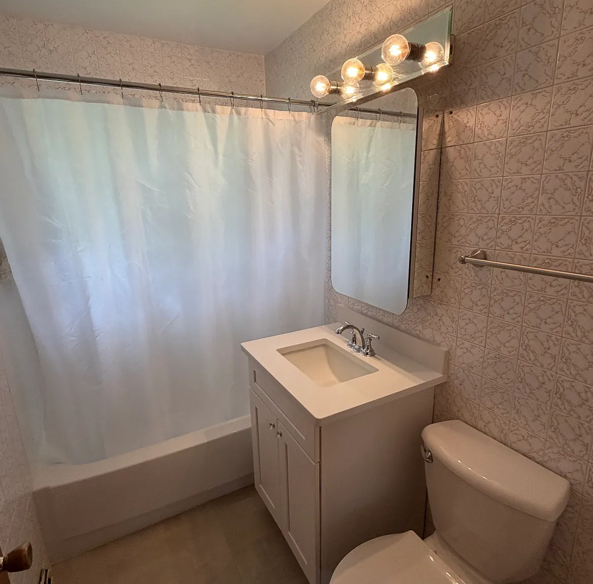 3 bed, 1816 sqft, $1,900 — Photo 2