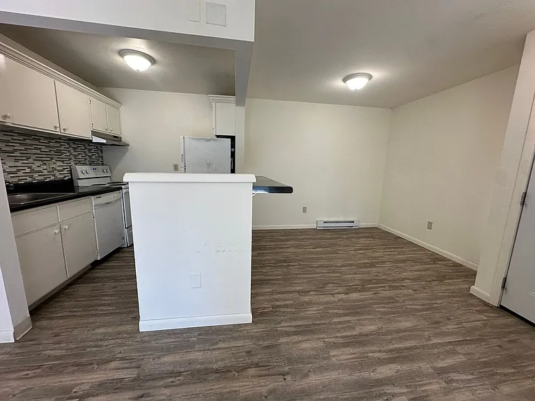 University Park Apartments near Cornell University — Photo 161