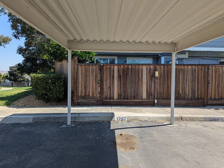 1297 Spring Valley Cmn — Photo 23