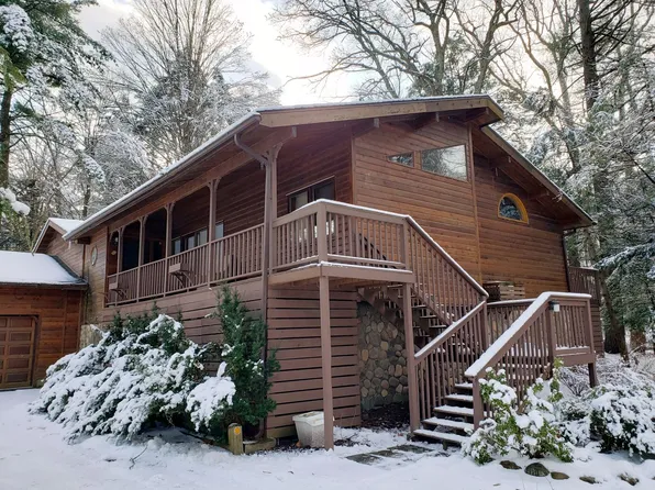 3530 Spruce Cabin Rd, Cresco, PA 18326