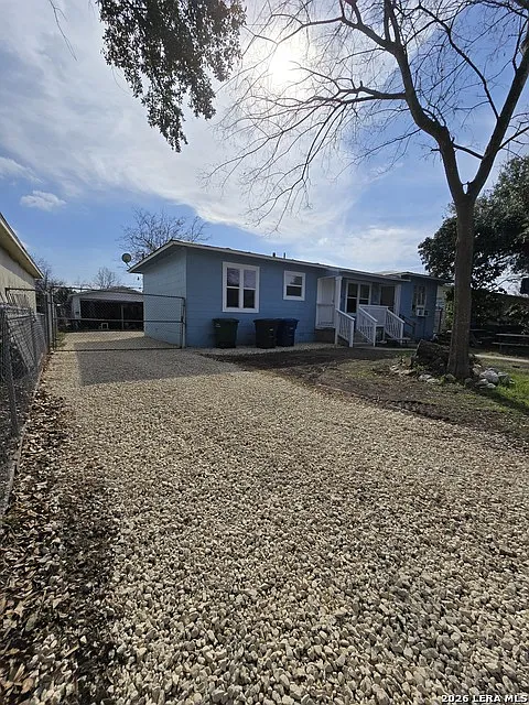 2 bed, 1.0 bath, 700 sqft, $985 — Photo 2