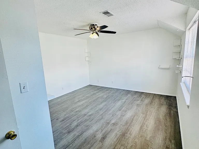 2422 E 59th Ct #4 — Photo 31