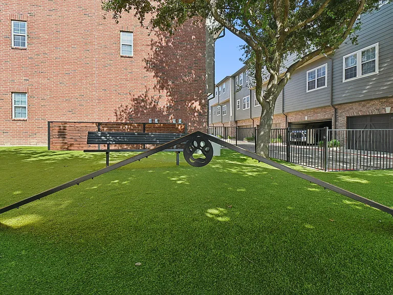 Perry Row — Photo 15