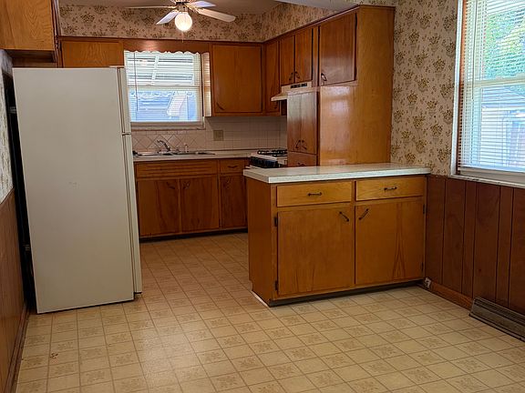 5th image of 129 E School St