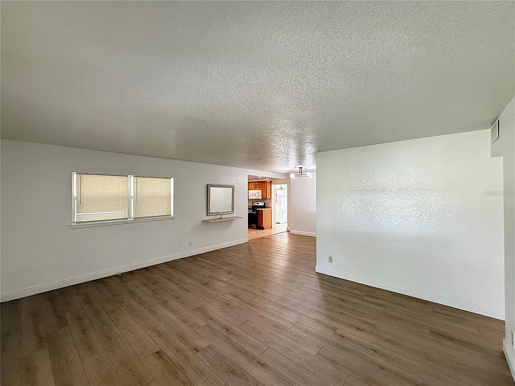 3 bed, 2.0 bath, 1432 sqft, $2,300 — Photo 4