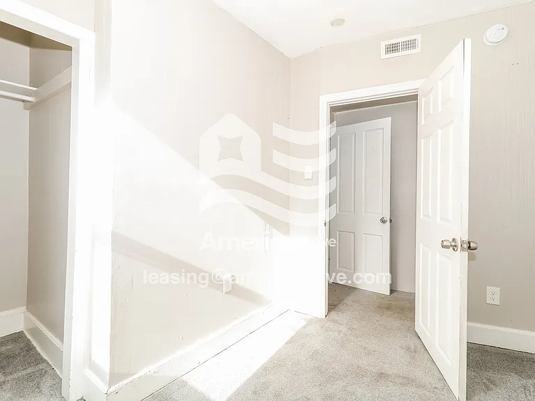 927916_009_wm_-_main_bedroom_13376054.jpg
