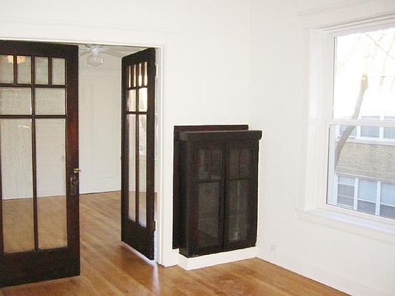 4th image of 917 W Cornelia Ave APT 3A