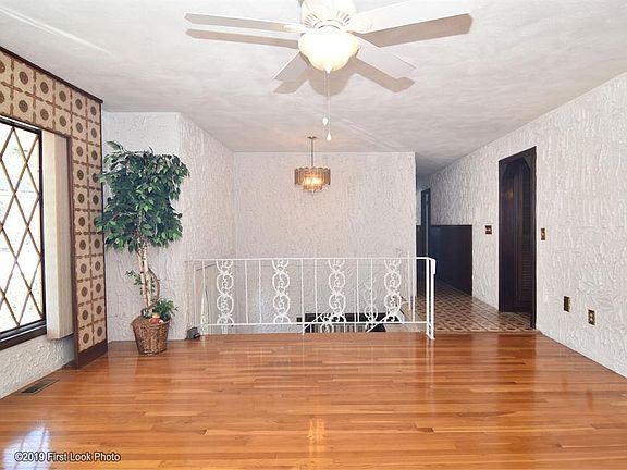 5th image of 6 Tanglewood Ln