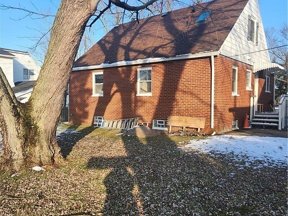 3rd image of 3225 Lincoln Dr