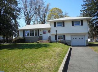 8 Sycamore Dr, Burlington, NJ 08016