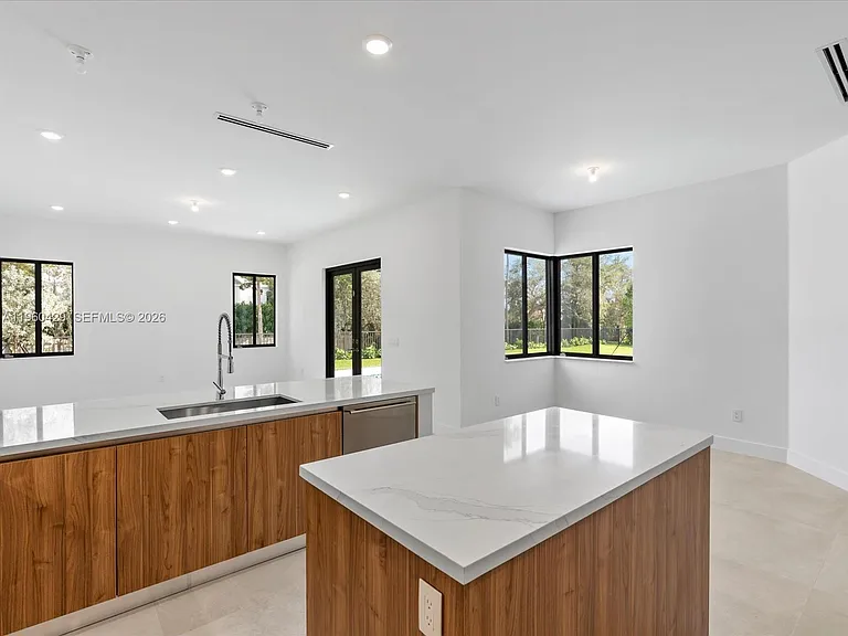 19701 NE 16th Pl — Photo 34