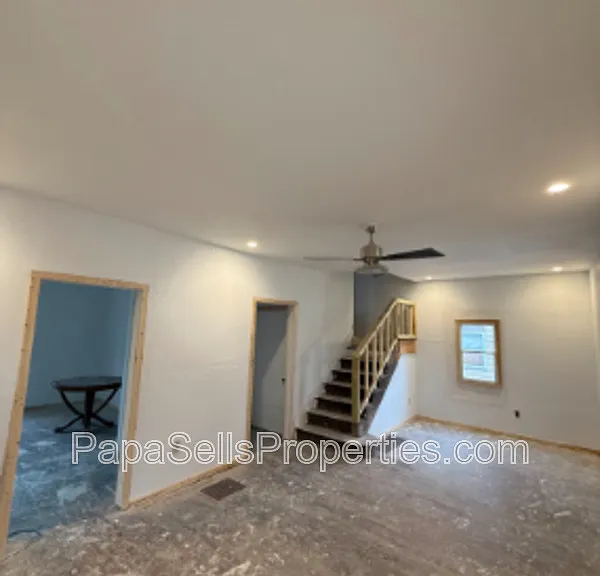 327 E Stuart Ave — Photo 4