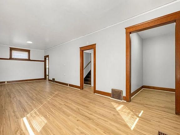 3rd image of 3967 Glenmore Ave #3967