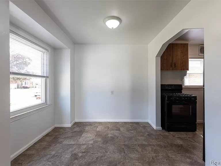 613 Riverbank St — Photo 7