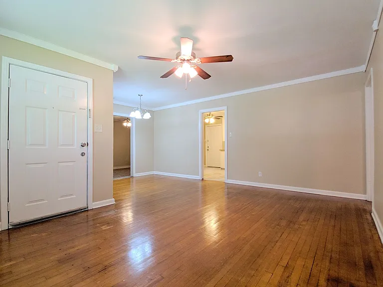1223 Shawnee St — Photo 3