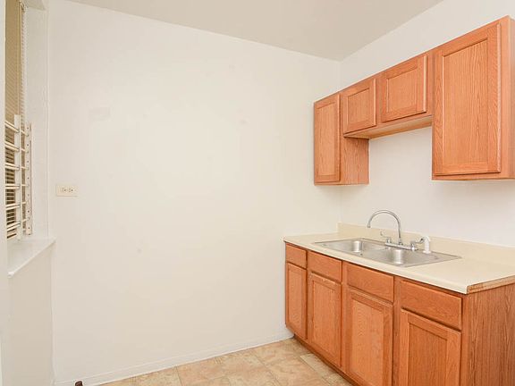 2nd image of 2948 N Albany Ave #E2