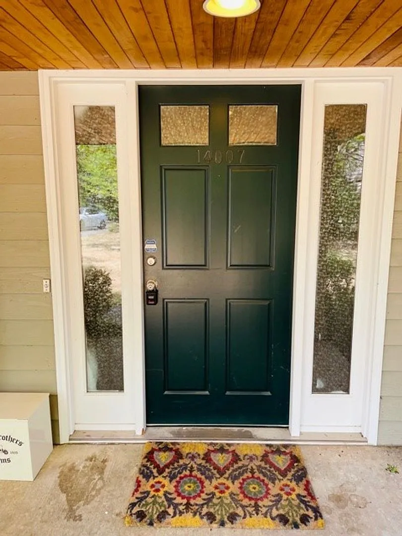 Large 4 Bedroom in Somerset Neighborhood — Photo 2