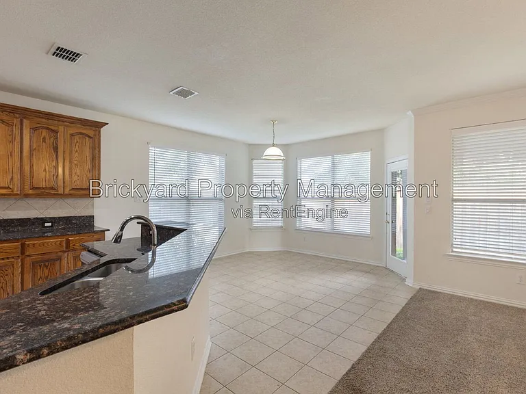 4409 Mitchell Ln — Photo 11