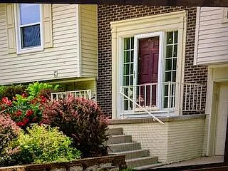 Devonshire Dr NE, Cedar Rapids — Photo 1