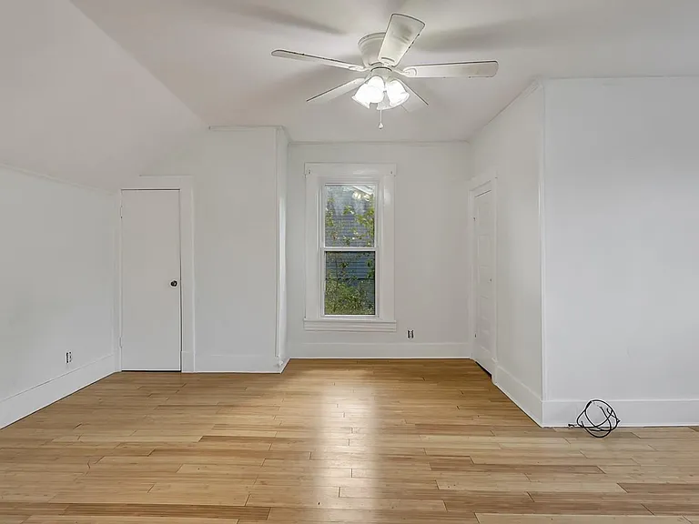 Large upstairs bedroom w/ 3 closets