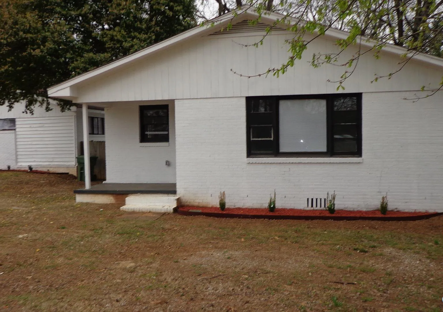 3 bed, 1.0 bath, 1065 sqft, $1,295 — Photo 1