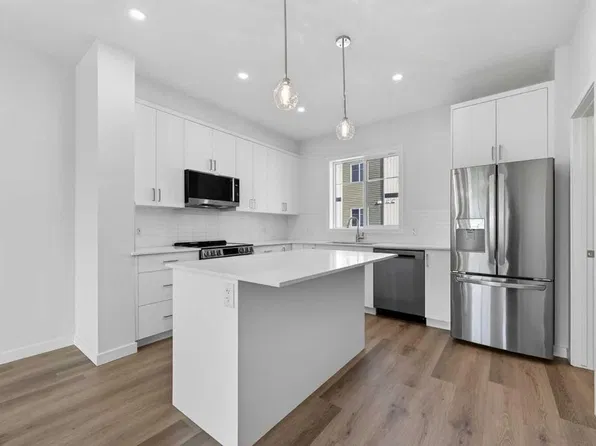 26 W Creekside Ave SW, Calgary, AB T2X 4A9