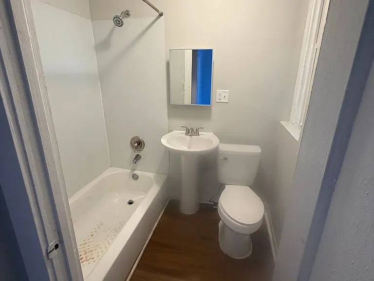 (370) 2526-30 Bellevue — Photo 6