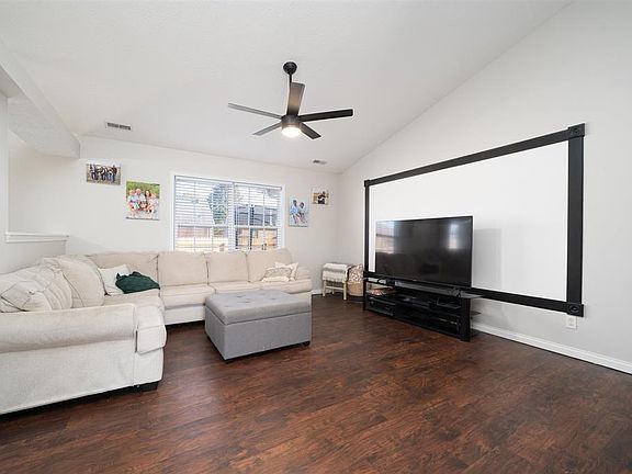 4th image of 421 Newbury Ct