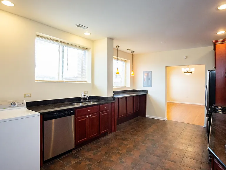 7554 N Claremont Ave #2 — Photo 8