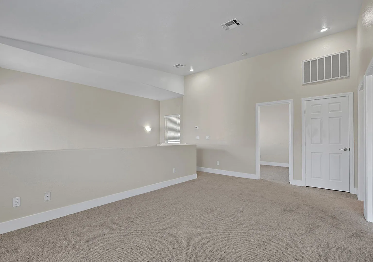 3 bedroom Townhouse — Photo 4