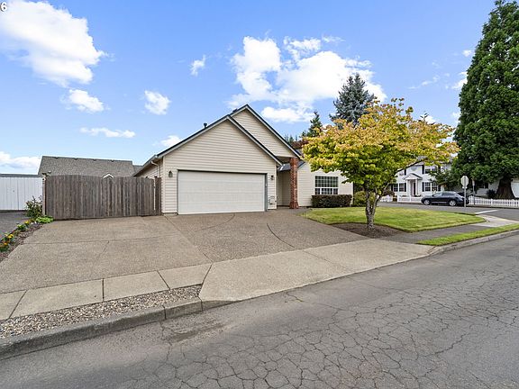 3rd image of 556 SE 10th Ave