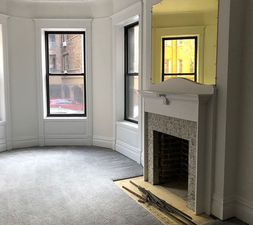 1st image of 450 W St James Pl APT 1