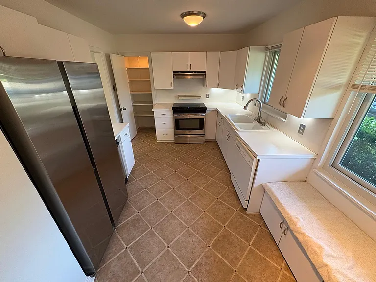 430 Mayrant Dr — Photo 3