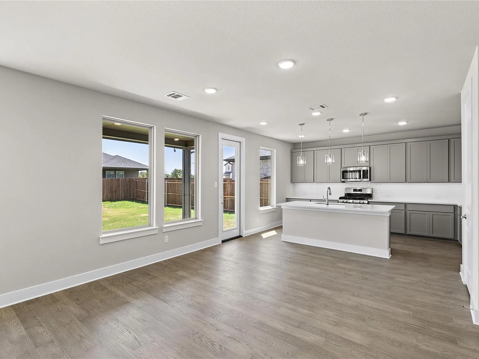5 bed, 2580 sqft, $2,800 — Photo 2
