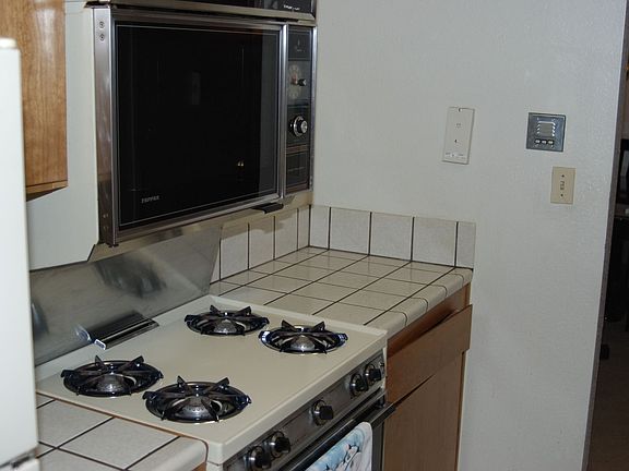 stove/oven in kitchen
