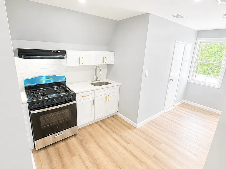 369 S 19th St #3 — Photo 2