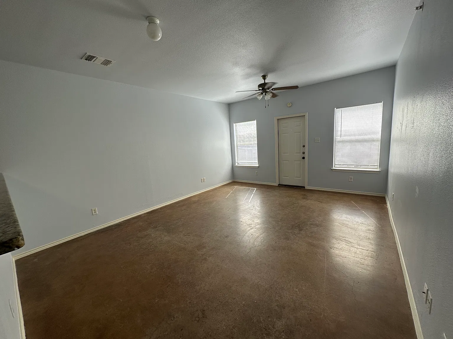 3 bed, 2.5 bath, 1420 sqft, $1,400 — Photo 1