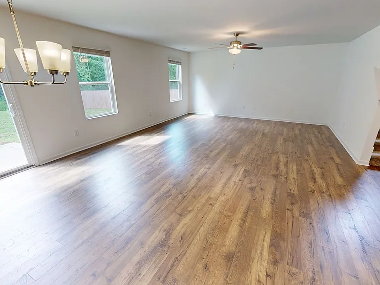 517 Phoenix Ln — Photo 4