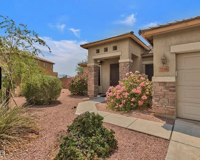 7726 S 66th Ln — Photo 3