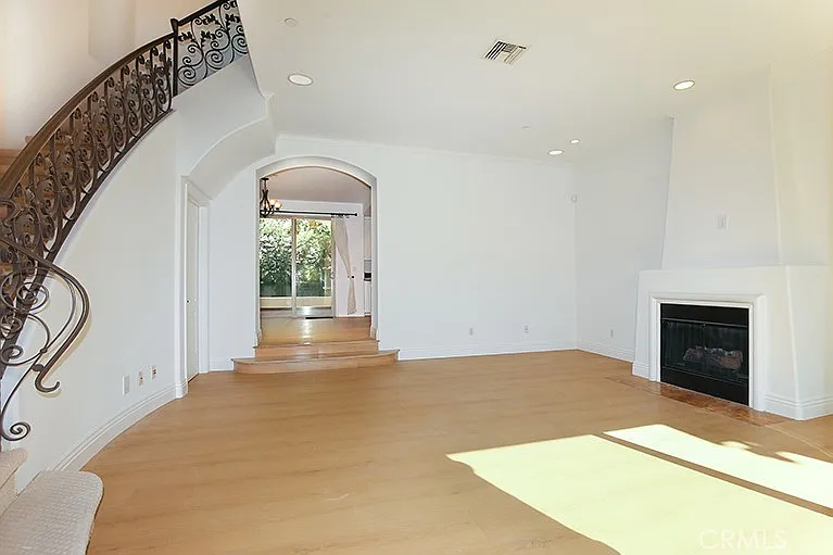 2 bed, 2.5 bath, 1600 sqft, $5,500 — Photo 3