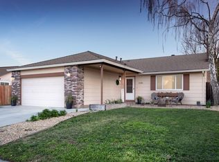 570 E Creekside Cir, Dixon, CA