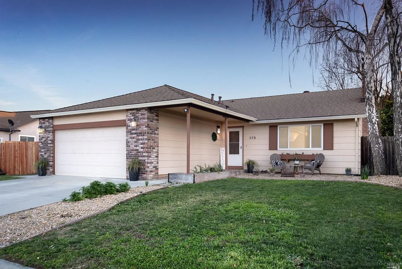570 E Creekside Cir photo 1