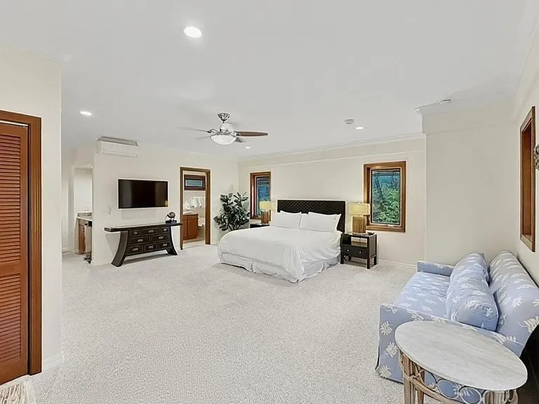221 Portlock Rd — Photo 33