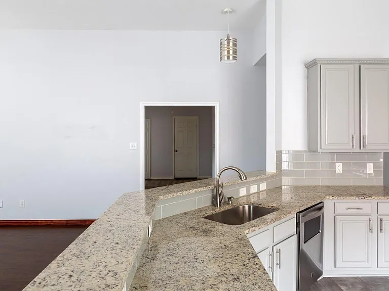 1524 Jessica Ln — Photo 12
