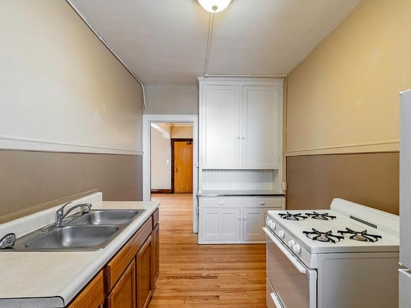 4th image of 2464 Harney St APT 27