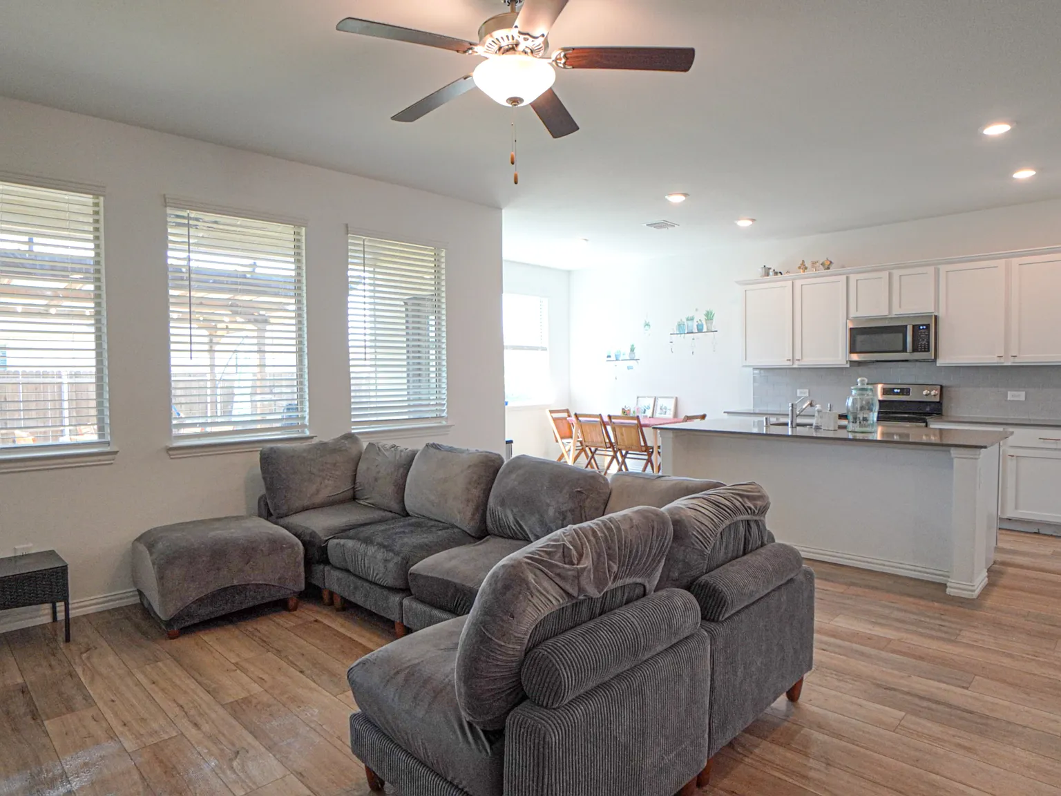 4 bed, 2.5 bath, 2346 sqft, $2,500 — Photo 3