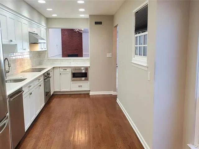 91 Duckpond Dr — Photo 2